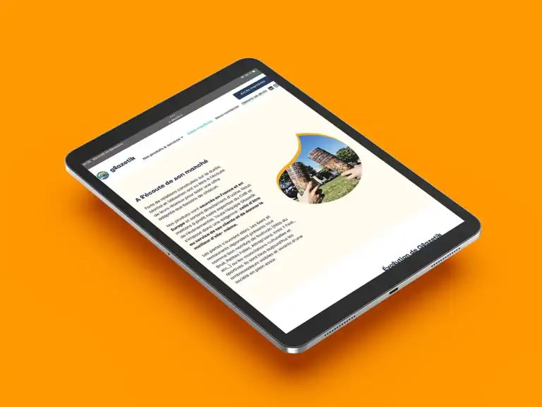 Photo d'un site web sur tablette avec Glasetik.