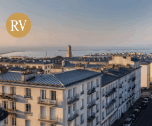 Balcon avec vue sur la mer à Résidence Voltaire.